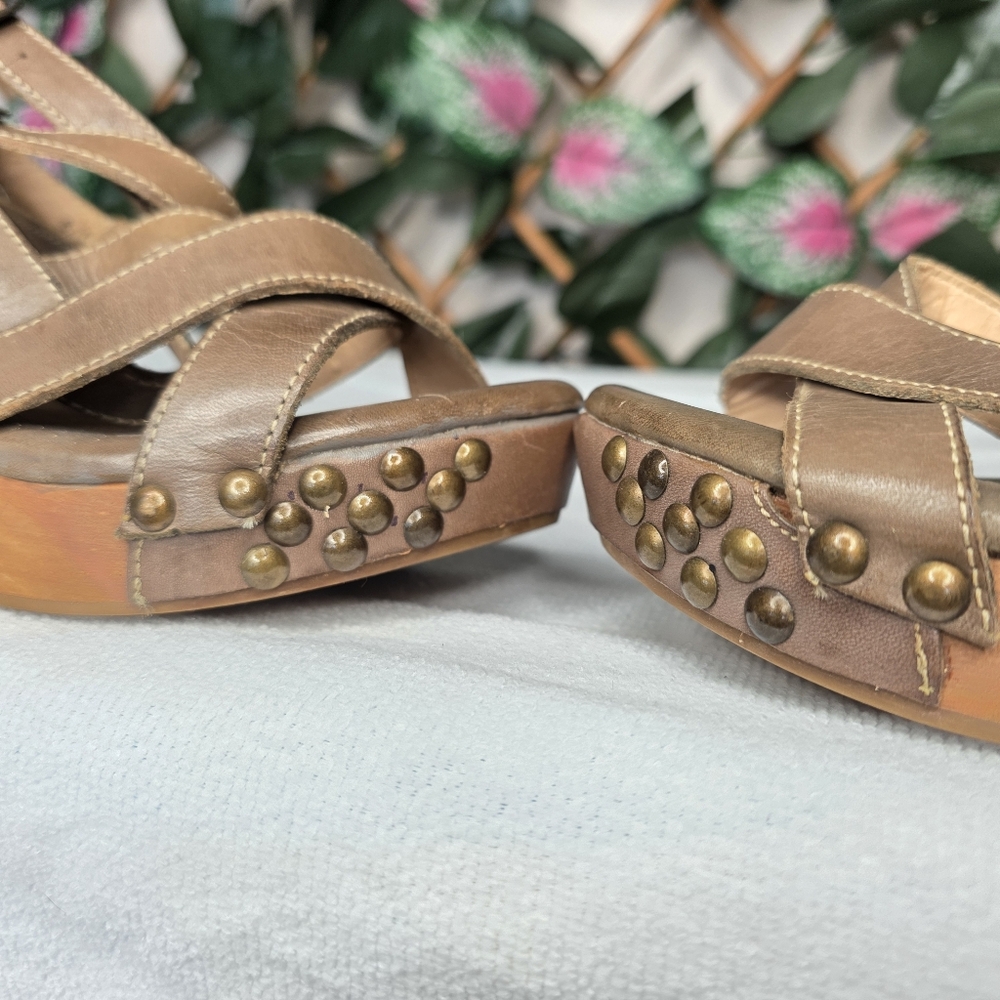50) BED STU Studded Dark Taupe Leather Wooden Wedge Sandal Sz. 8 (Never Worn) - Picture 8 of 10